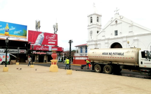 Azuerenses se preparan para recibir el Año Nuevo con sus tradicionales mojaderas 