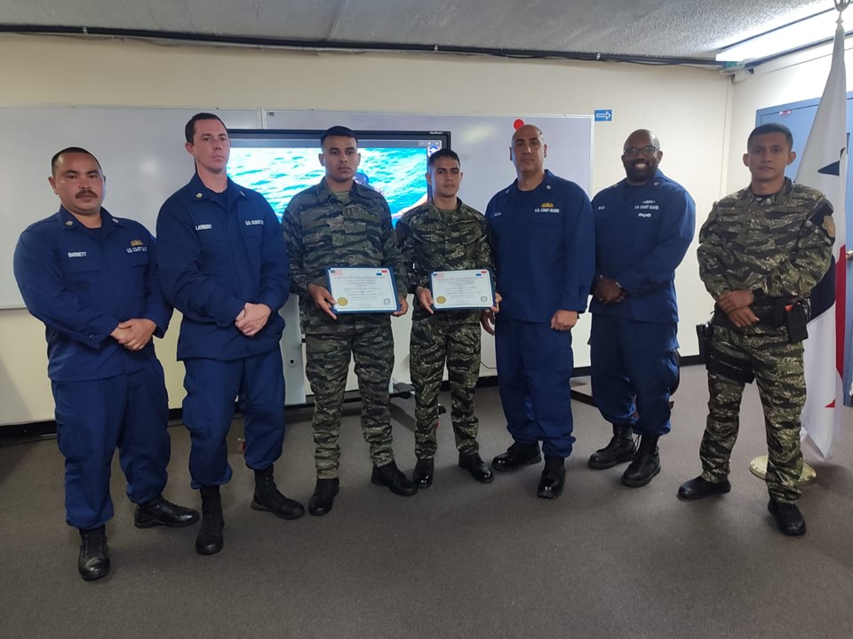 Agentes de organismos de seguridad reciben instrucción de EE.UU. para abordaje de naves 