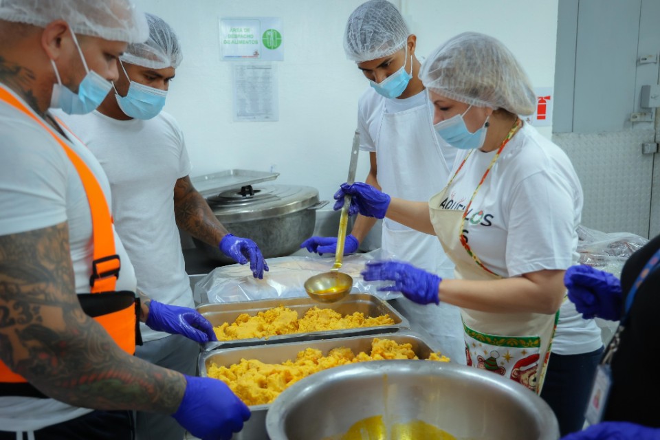 Privados de Tinajitas reciben agasajo especial con almuerzo navideño cocinado por autoridades del Mingob  