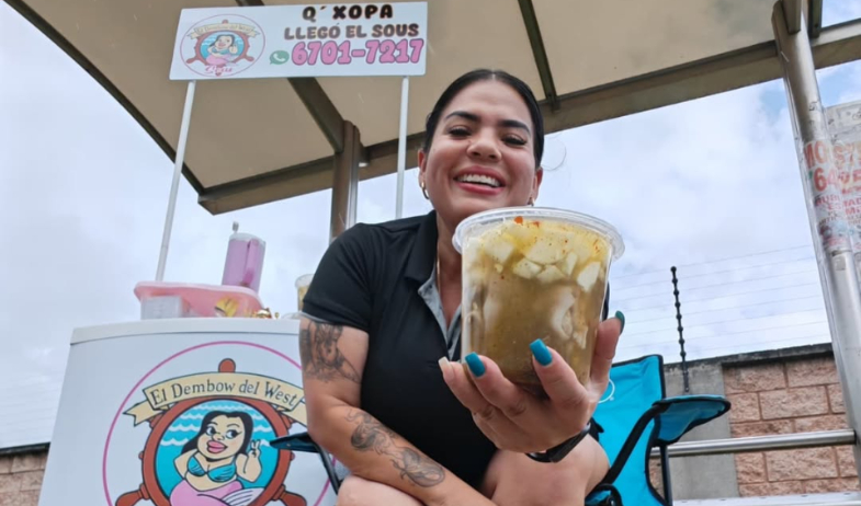 ¡Actitud ganadora! Así fue cómo 'La Bibi' con su ‘spanglish’ creativo cerró una gran venta de saus 