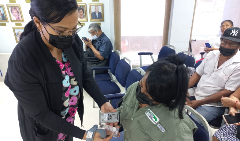 Pacientes diabéticos reciben instrucción sobre el manejo del glucómetro 