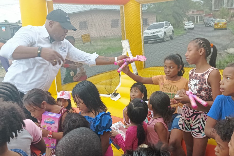 Llevan alegría a niños de la Barriada Ebenezer en el Día de Reyes Magos en Colón 