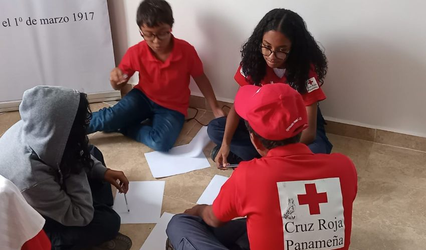 Jóvenes aprenden la importancia del trabajo en equipo. 