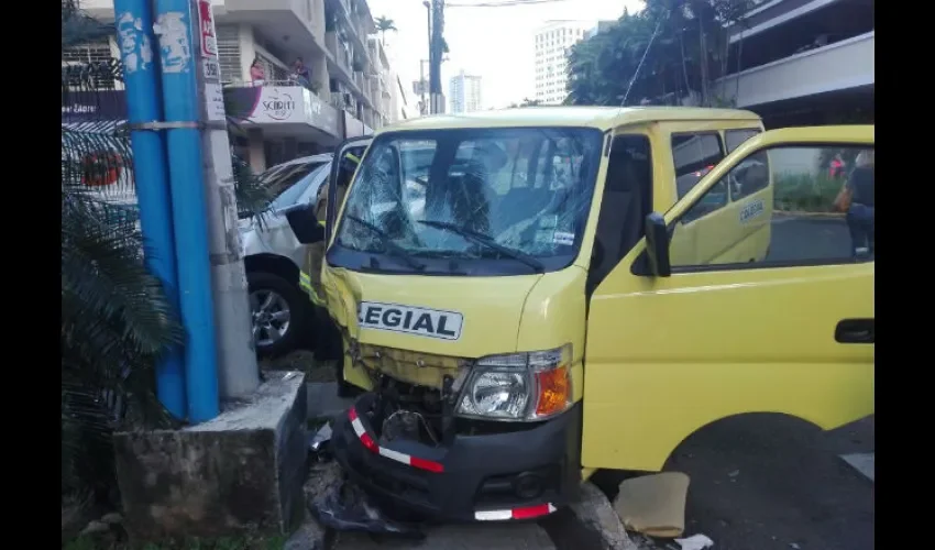 Accidente de tránsito entre una camioneta y un bus colegial. 