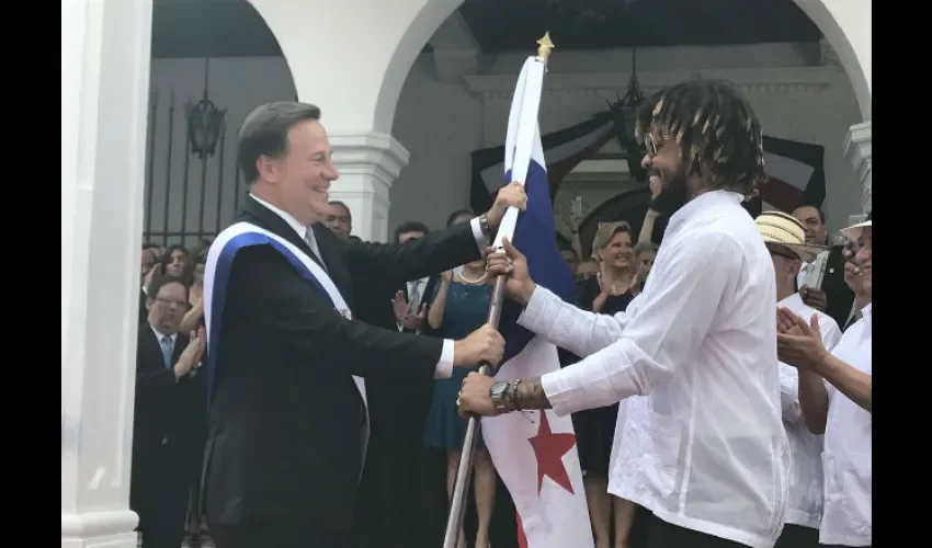 Juan Carlos Varela entrega Pabellón Nacional a  Román Torres