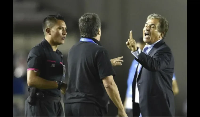 Los técnicos Hernán Darío Gómez y Jorge Luis Pinto se fueron a los empujones.