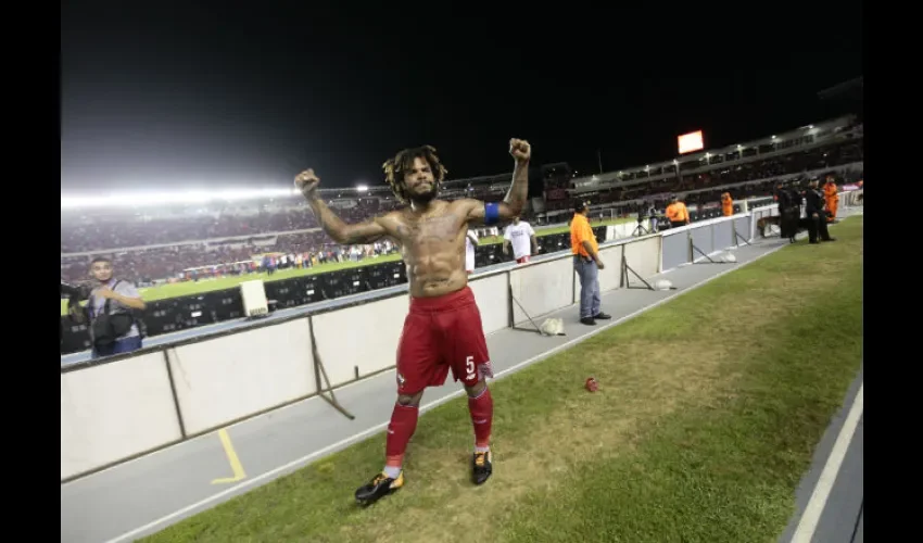 El defensor Román Torres no solo ha conquistado corazones con su carisma, sino también por su poderoso físico. Fotos. día a día