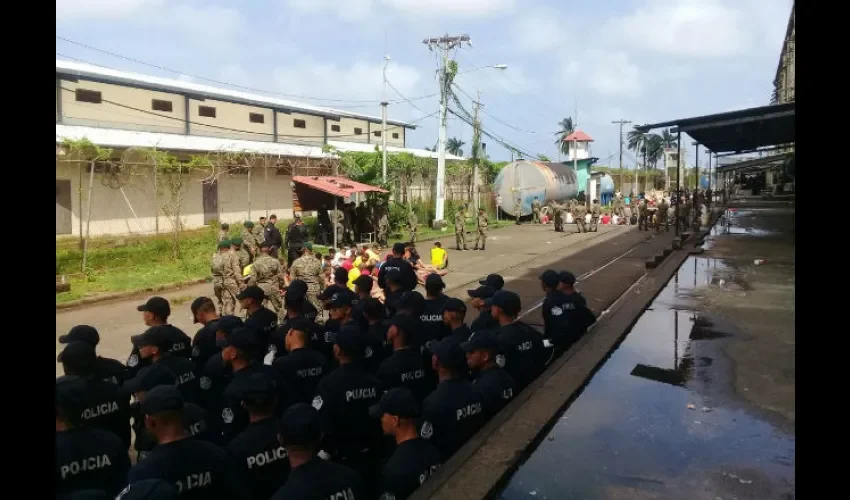 Las unidades policiales se tomaron todo el perímetro del centro penitenciario. Foto: Cortesía