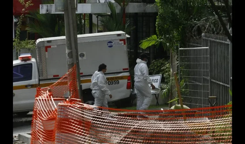 Momentos cuando Criminalística llega al lugar de los hechos para realizar la investigación del caso.  Fotos: Edwards Santos 