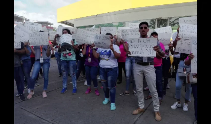 Los manifestantes, portando pancartas, permanecieron por 30 minutos gritando consigna frente al edificio.  Foto: Eric Montenegro 