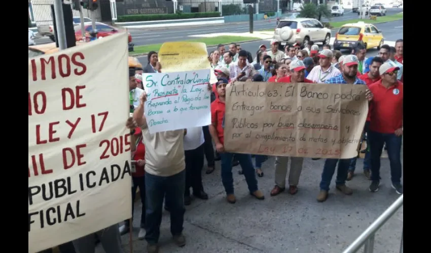 Trabajadores del Banco de Desarrollo Agropecuario.