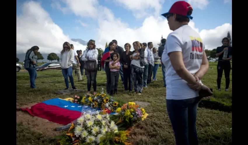 Solo la tía y una primera pudieron asistir al sepelio de Óscasr Pérez. FOTO/EFE