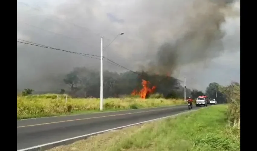 La gente estaba consternada por la tragedia y daban gracias a Dios porque no hubo ninguna víctima fatal.  Foto: Roberto Barrios