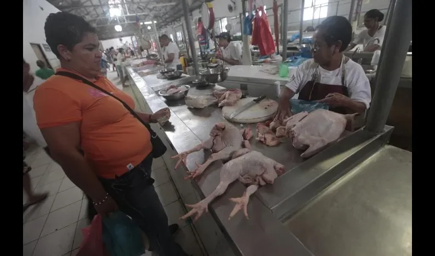 Los consumidores prefieren el pollo por sus bajos precios.  Foto: Archivo