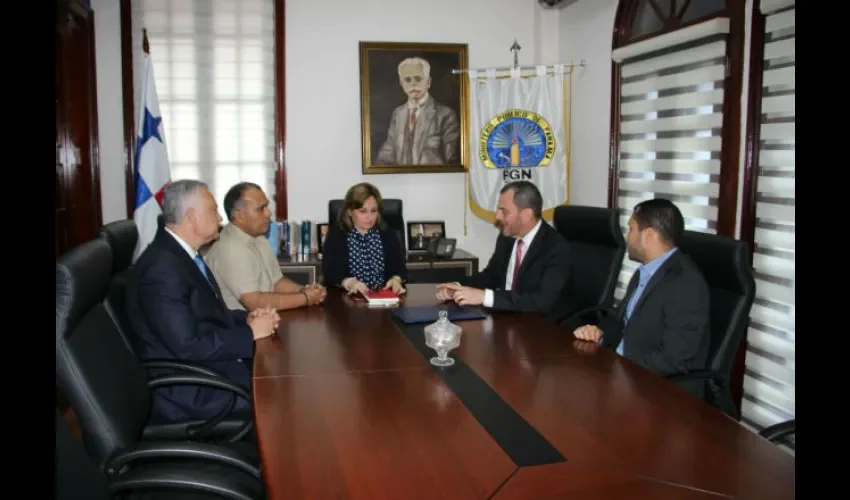 Foto ilustrativa de la reunión con la procuradora Kenia Porcell. 