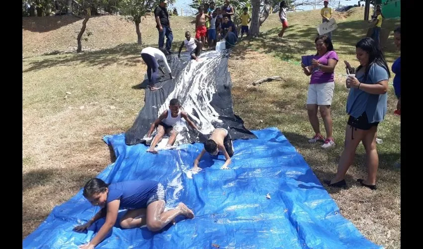 Resbalarse por el cerro con agua y jabón fue lo que más les gustó a los pequeños. Fotos: Jesús Simmons