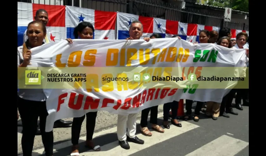 Foto ilustrativa de la cadena humana en la Asamblea Nacional. Foto: Roberto Barrios. 