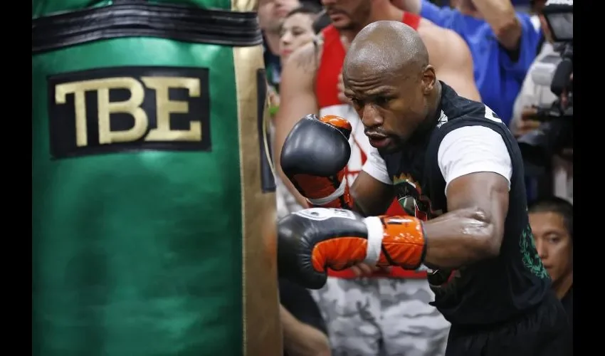 Floyd Mayweather Jr. se entrena para su posible debut en el octágono.