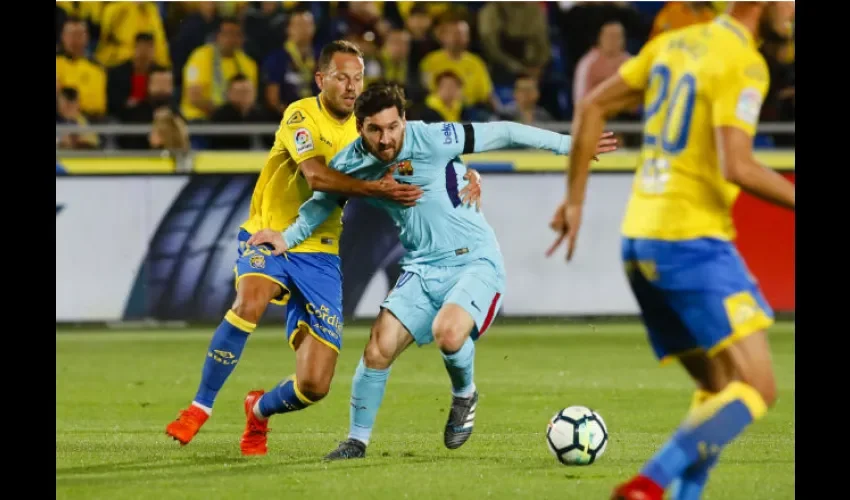 Lionel Messi (dcha.) anotó el único gol del Barcelona. 