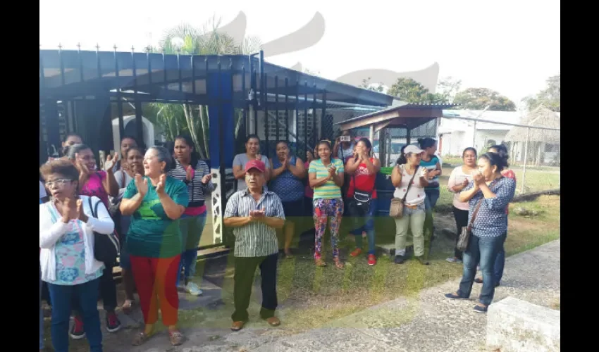 Padres de familia del centro de educación Básica General Víctor Pérez  Flores.