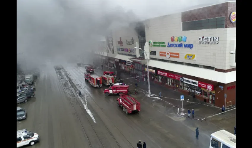 Loas bomberos tratan de apagar el incendio que tiene más de seis horas. FOTO/AP