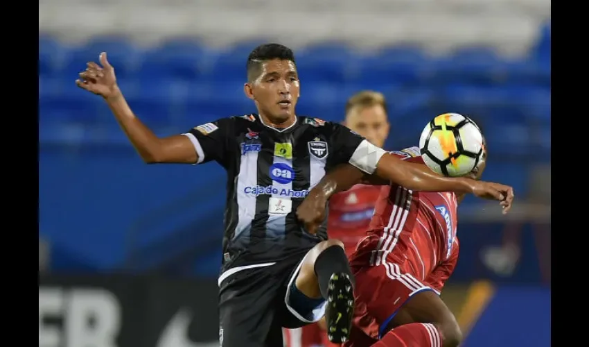 Edwin Aguilar (izq.) fue uno de los goleadores del Tauro en el Toyota Stadium.