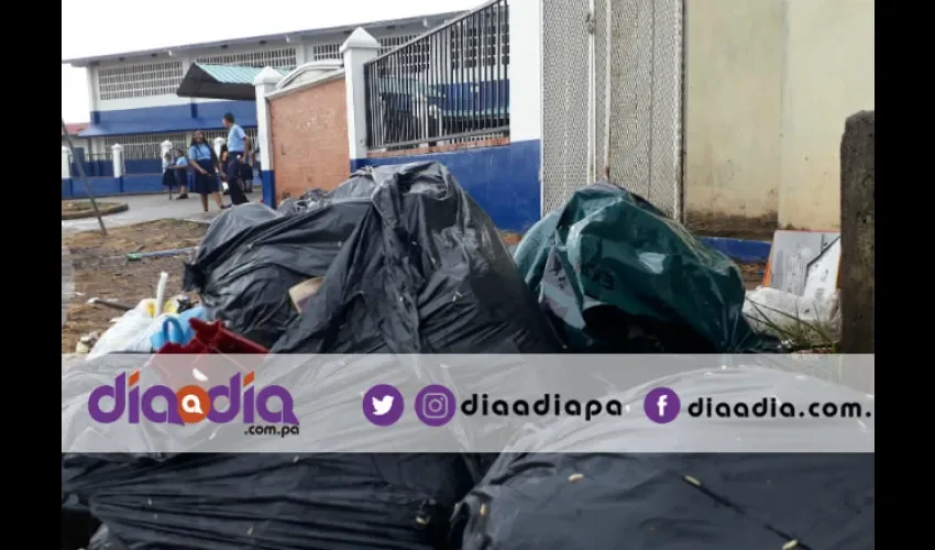 Frente a la escuela de La Siesta hay bolsas de basura llenas de gusanos. Foto: Jesús Simmons