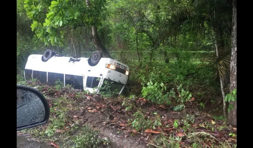 La chiva se volcó cuando caía un torrencial aguacero. Foto: @traficopanamá