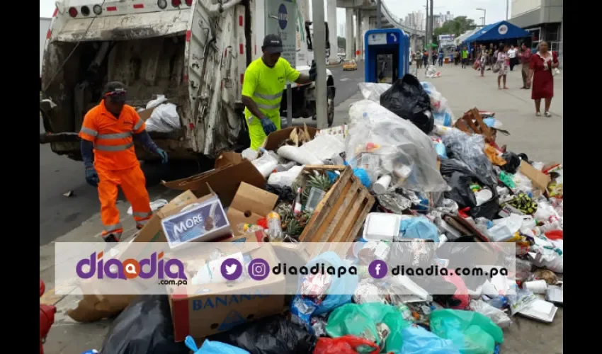 Cuando día día estaba en el lugar llegó el camión compactador de Revisalud. Foto: Jesús Simmons