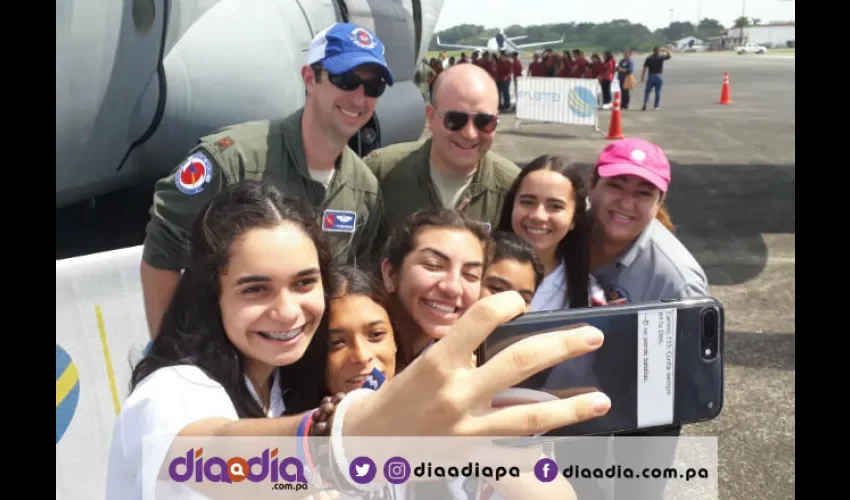 Todos querían llevarse un recuerdo de su experiencia con los aviones. Foto: Jesús Simmons