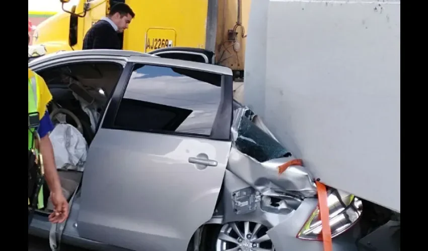 El dueño del vehículo se salvo de milagro. Foto: @traficopanama