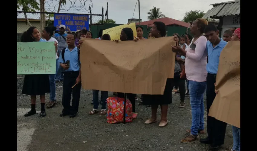 Protesta en el IPHE  de Colón. 