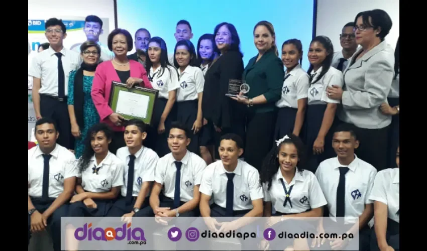 Los estudiantes estaban contentos con el premio que lograron. Foto: Jesús Simmons