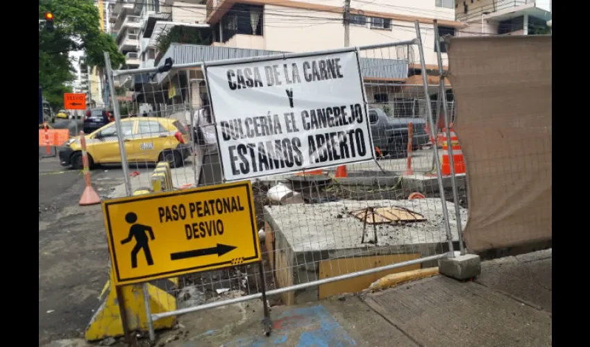 Los comerciantes han puesto letreros informando que están abiertos. Foto: Jesús Simmons