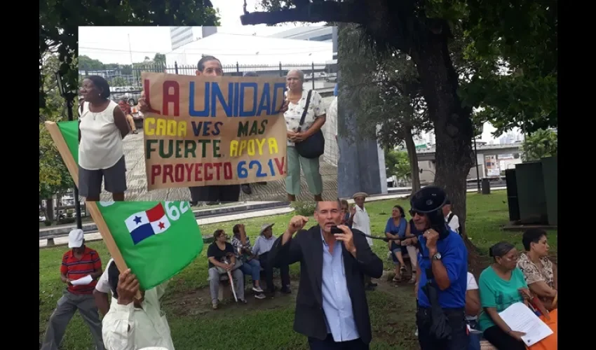 Jubilados piden ley de aumento de jubilaciones. Foto: Roberto Barrios