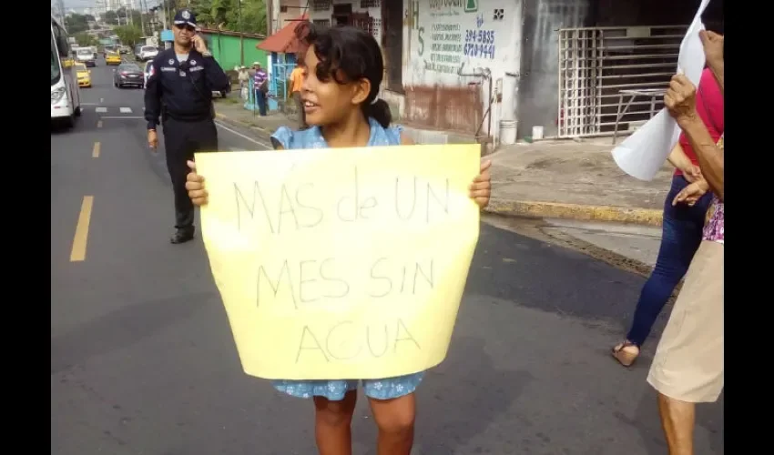 Tienen más de un mes que no les llega el agua. Foto: Cortesía