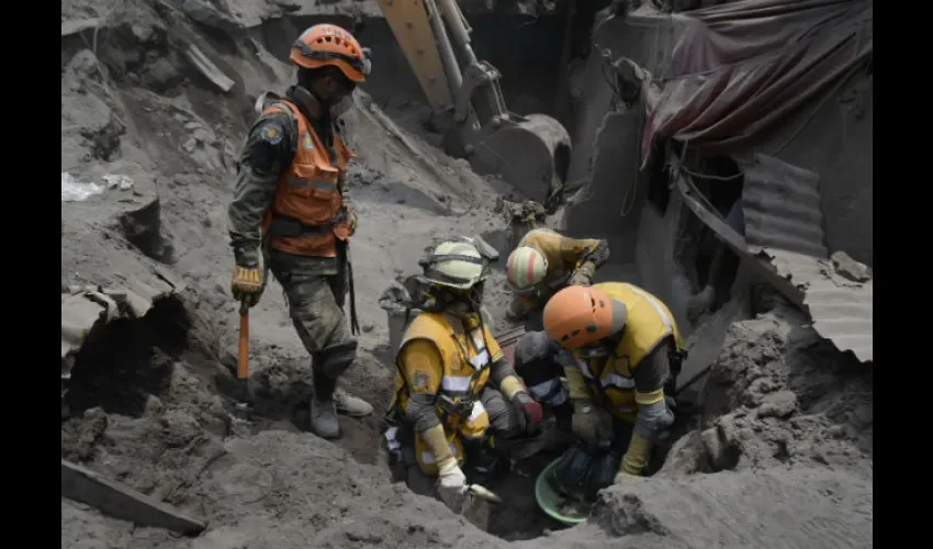 Las labores de rescate continúan. Foto: EFE