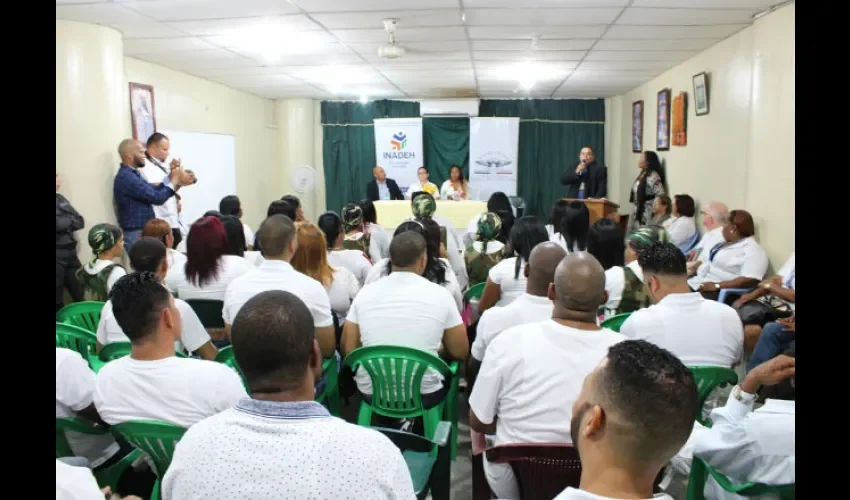 Entre los privados de libertad que se graduaron habían mujeres. Foto: Cortesía