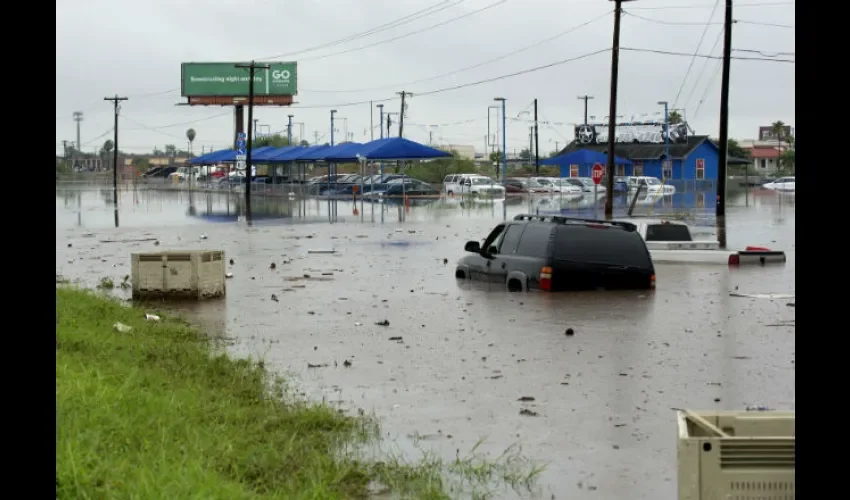 El nivel de las aguas causó afectaciones a comercios y viviendas. 