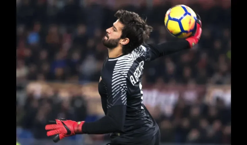 Allison Becker llega al Liverpool para disputarle la titularidad al alemán Loris Karius./AP