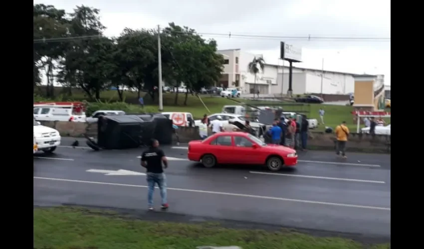 Personal del SUME 911 asistió al herido. 