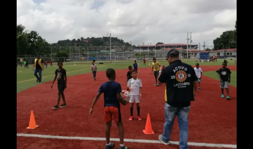 Los niños jugaron fútbol. Foto: Cortesía