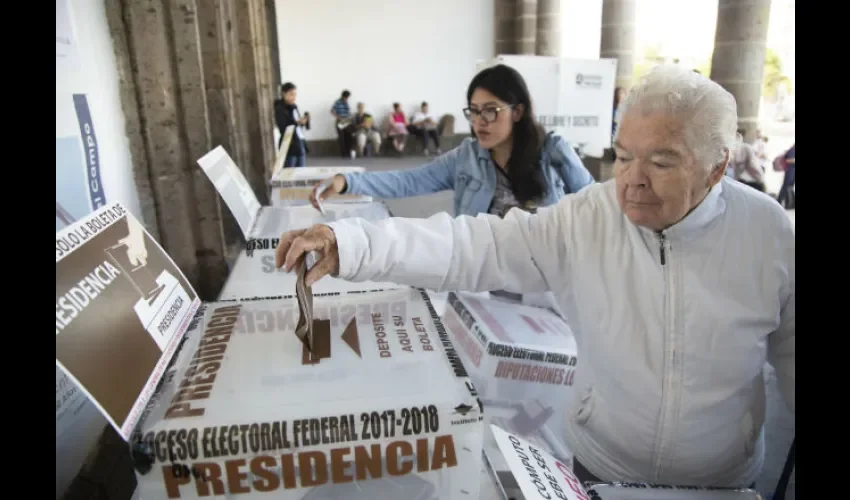 La población salió a cumplir con su compromiso ciudadano. FOTO/EFE