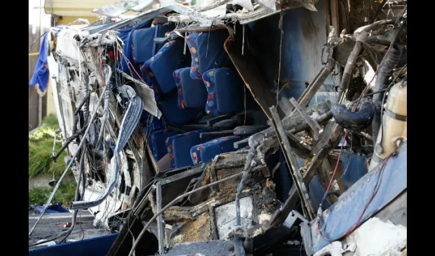 Estado en el que quedó un autobús de pasajeros hoy que chocó contra un vehículo. Foto: EFE