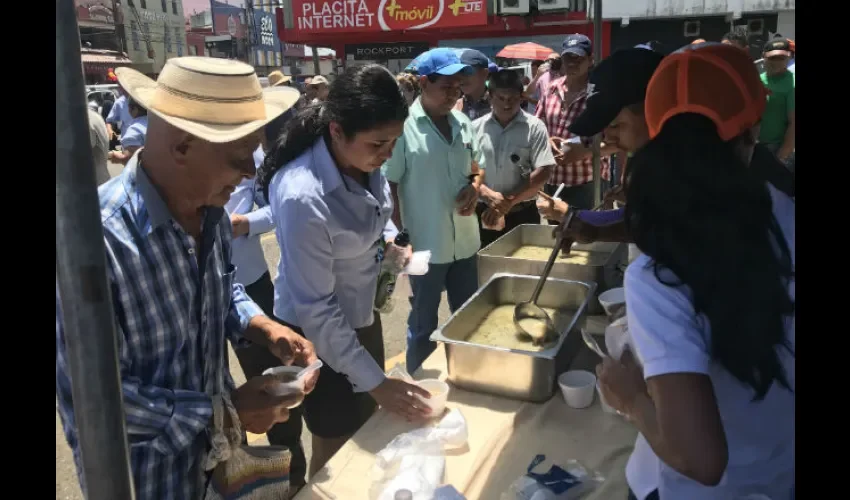 Repartieron sancocho, el pueblo aprovechó. Foto: Víctor E. Rodríguez