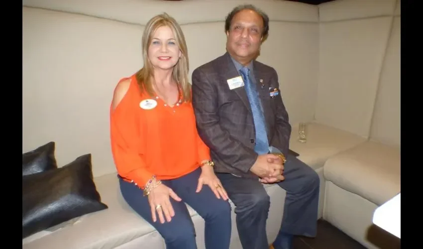 Naresh junto a la gobernadora del Distrito D -1 Panamá, Zoraida Rodríguez.