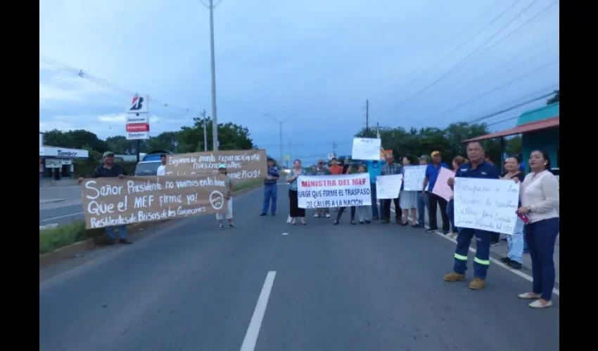 Los moradores exigen saber dónde radica el atraso en el traspaso de las calles. Foto: T. Domínguez 