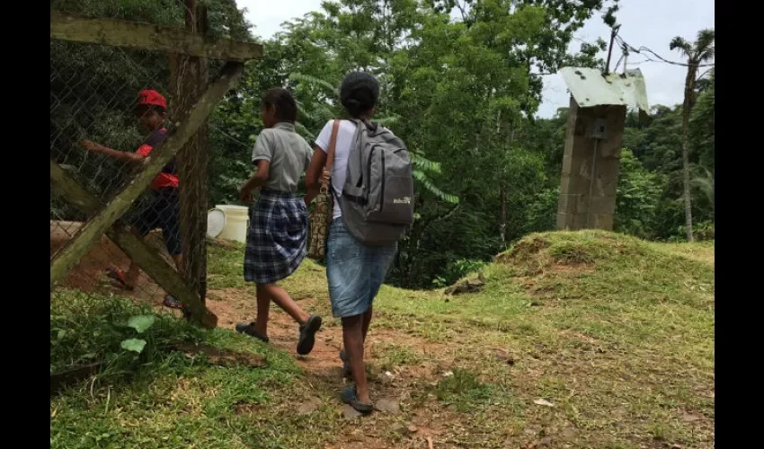 Caminar y caminar, no les queda de otra. Foto: Diómedes Sánchez