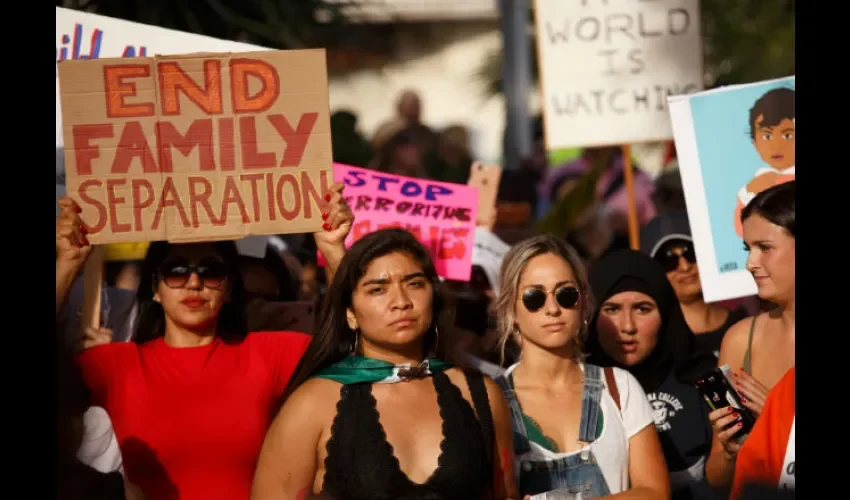 Cientos de personas se manifestaron contra la medida. Foto: EFE