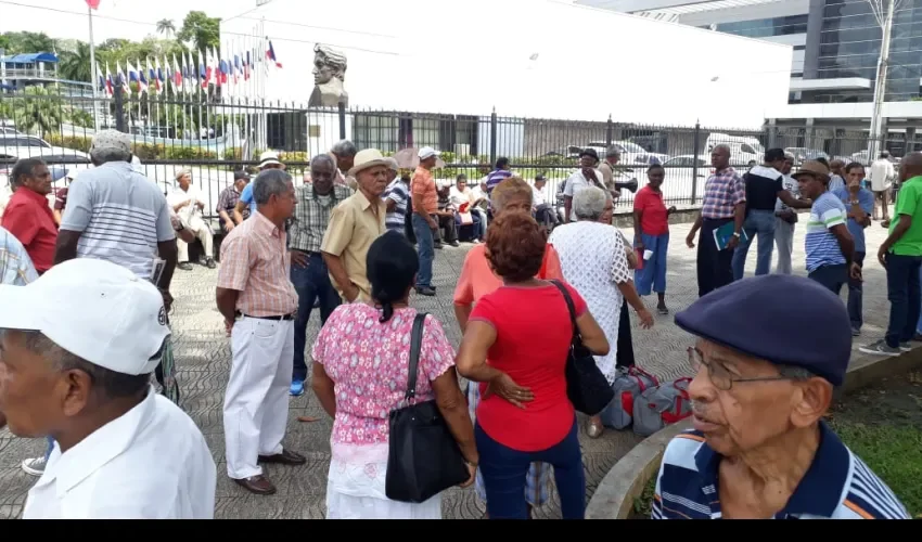 Los adultos mayores aseguran que lucharán  hasta el final. Foto: Roberto Barrios